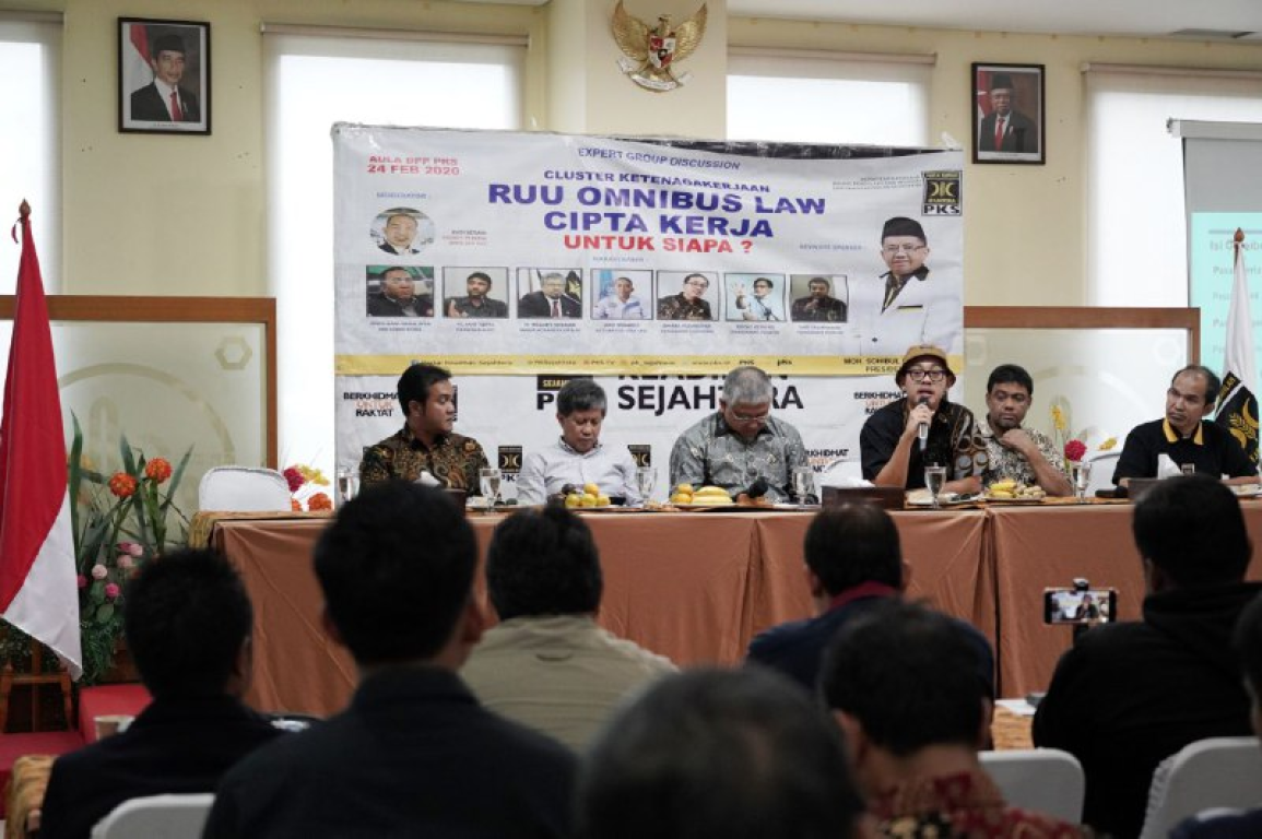 Ekonom Institute for Development of Economics and Finance (INDEF) Bhima Yudhistira Adhinegara berbicara di FGD Soal Omnibus Law di kantor DPP PKS, Senin (24/2) (Donny/PKSFoto)
