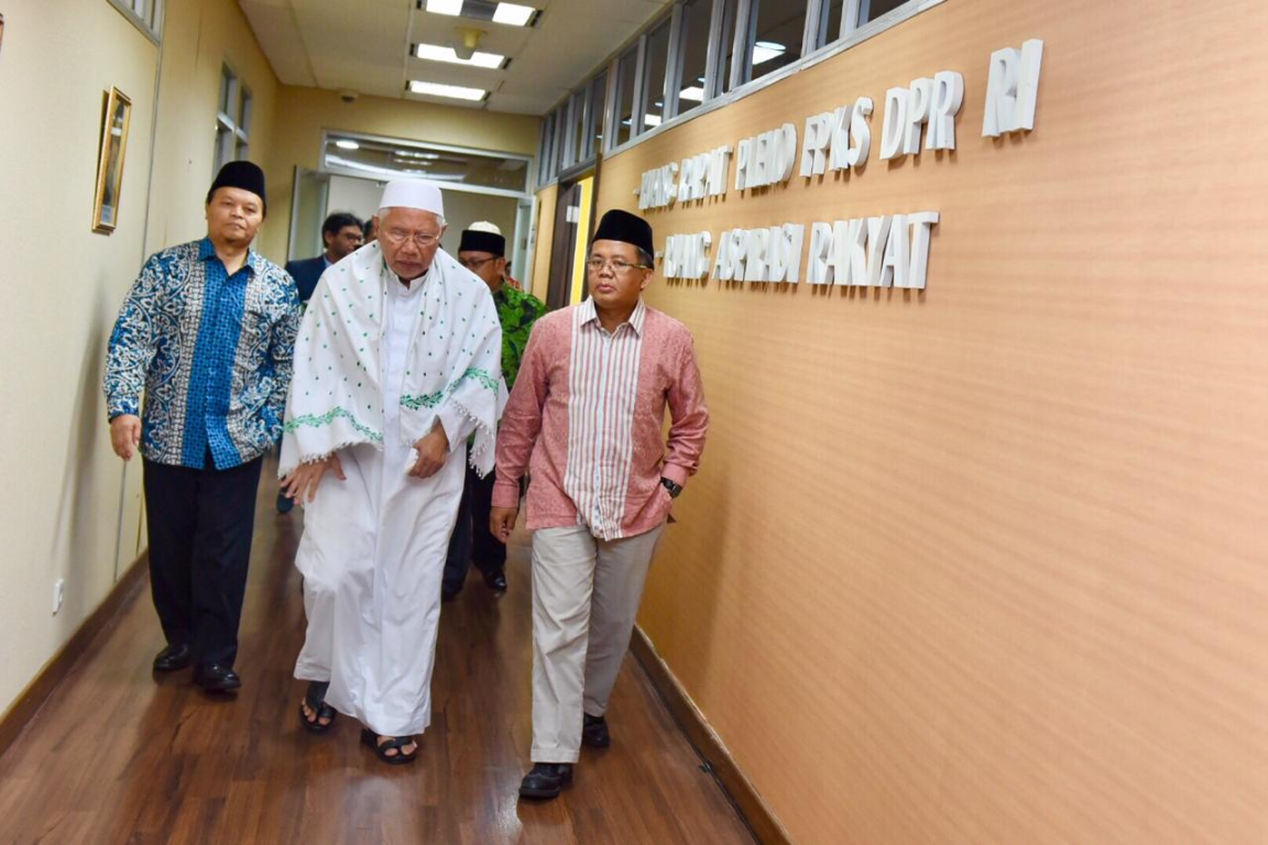 (ki-ka) Wakil Ketua Majelis Syura PKS Hidayat Nur Wahid, Pimpinan Asyafiiyah KH Abdul Rasyid Syafei dan Presiden PKS Mohamad Sohibul Iman dalam acara Halal bi Halal Fraksi PKS di Jakarta, Senin (9/7) (M Hilal/PKSFoto)