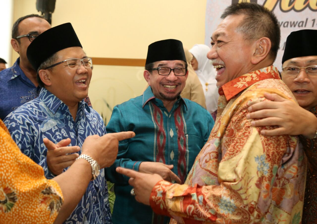 Presiden PKS Mohamad Sohibul Iman, Ketua Majelis Syuro PKS Habib Salim Segaf Aljufrie dan Wakil Gubernur Jawa Barat Deddy Mizwar (kiri-kanan) saat halalbihalal DPP PKS, Ahad (16/7). (PKS Foto)