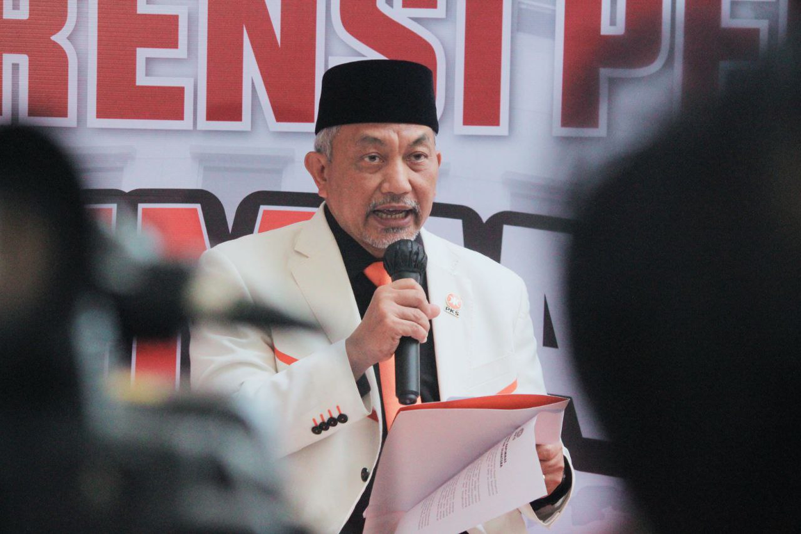 Presiden PKS Ahmad Syaikhu saat menyampaikan hasil Rapimnas di konferensi pers, Selasa (21/06/2022). (Alris/PKSFoto)