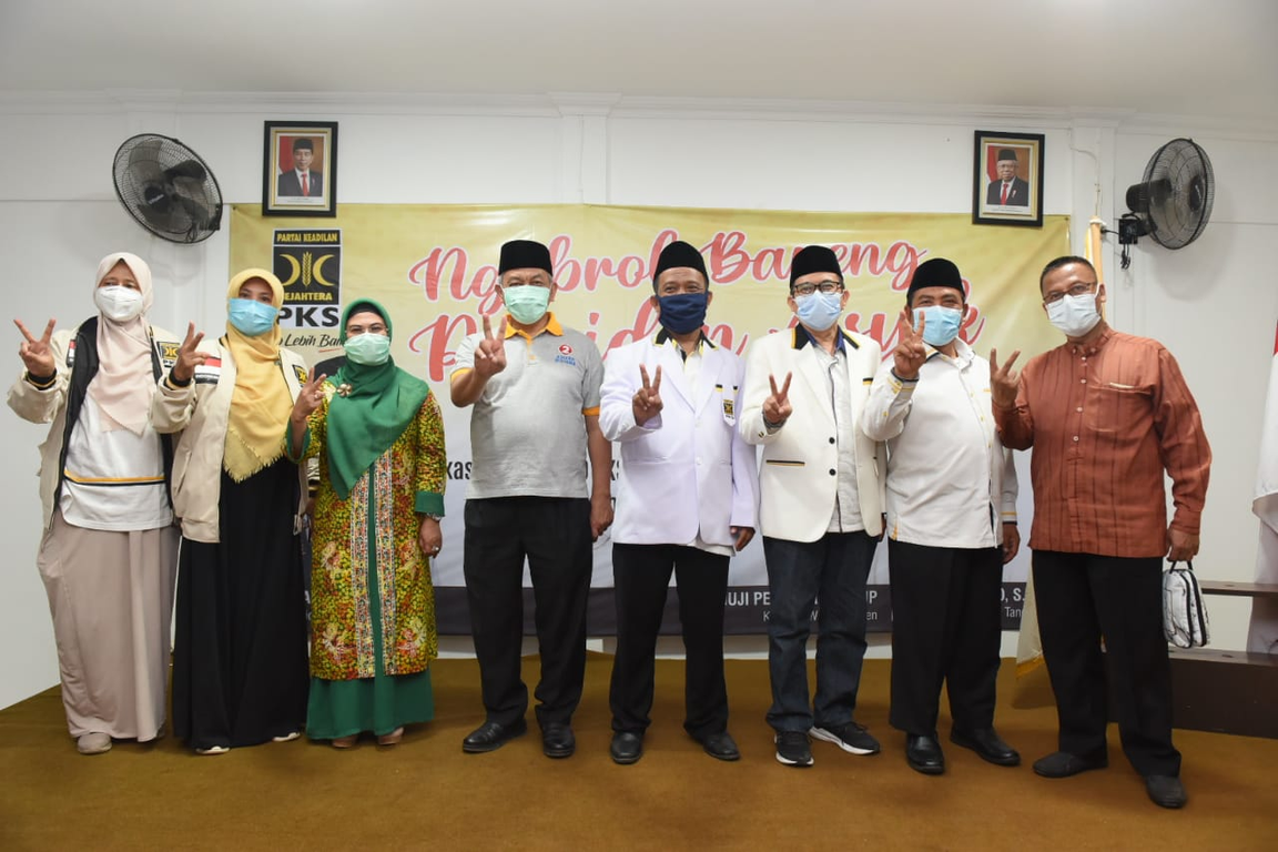 Presiden PKS Ahmad Syaikhu bersama Calon Walikota Tangsel Nur Azizah dan jajaran struktur DPD PKS Kota Tangsel dalam Konsolidasi Pemenangan Pilkada di Tangsel, Ahad (15/11) (M Hilal/PKSFoto)
