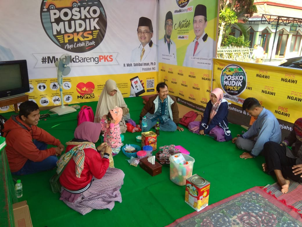 Pemudik memanfaatkan fasilitas di Posko Mudik PKS Ngawi, Jawa Timur (dok Posko Mudik PKS Ngawi)