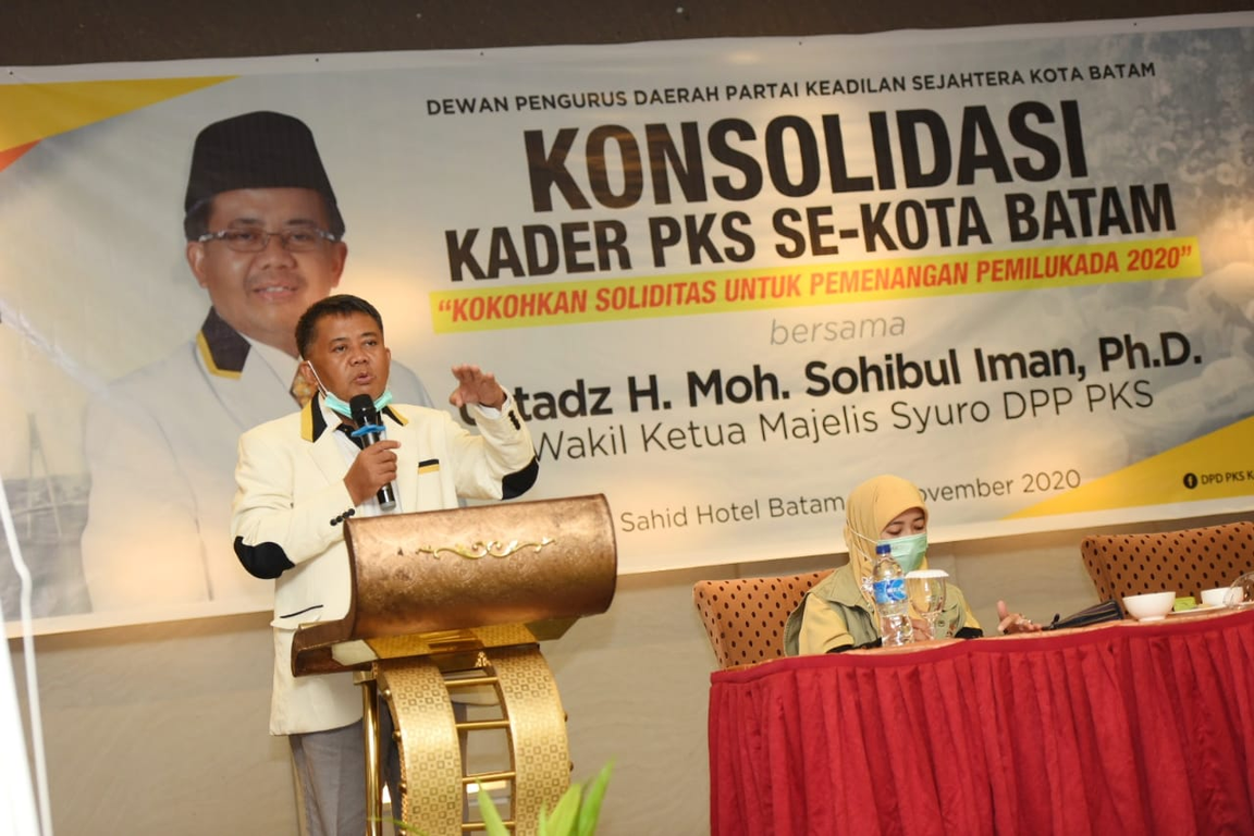 Wakil Ketua Majelis Syura PKS Mohamad Sohibul Iman memberikan arahan dalam Konsolidasi Pemenangan Pilkada di Batam, Kepri, Ahad (22/11) (M Hilal/PKSFoto)