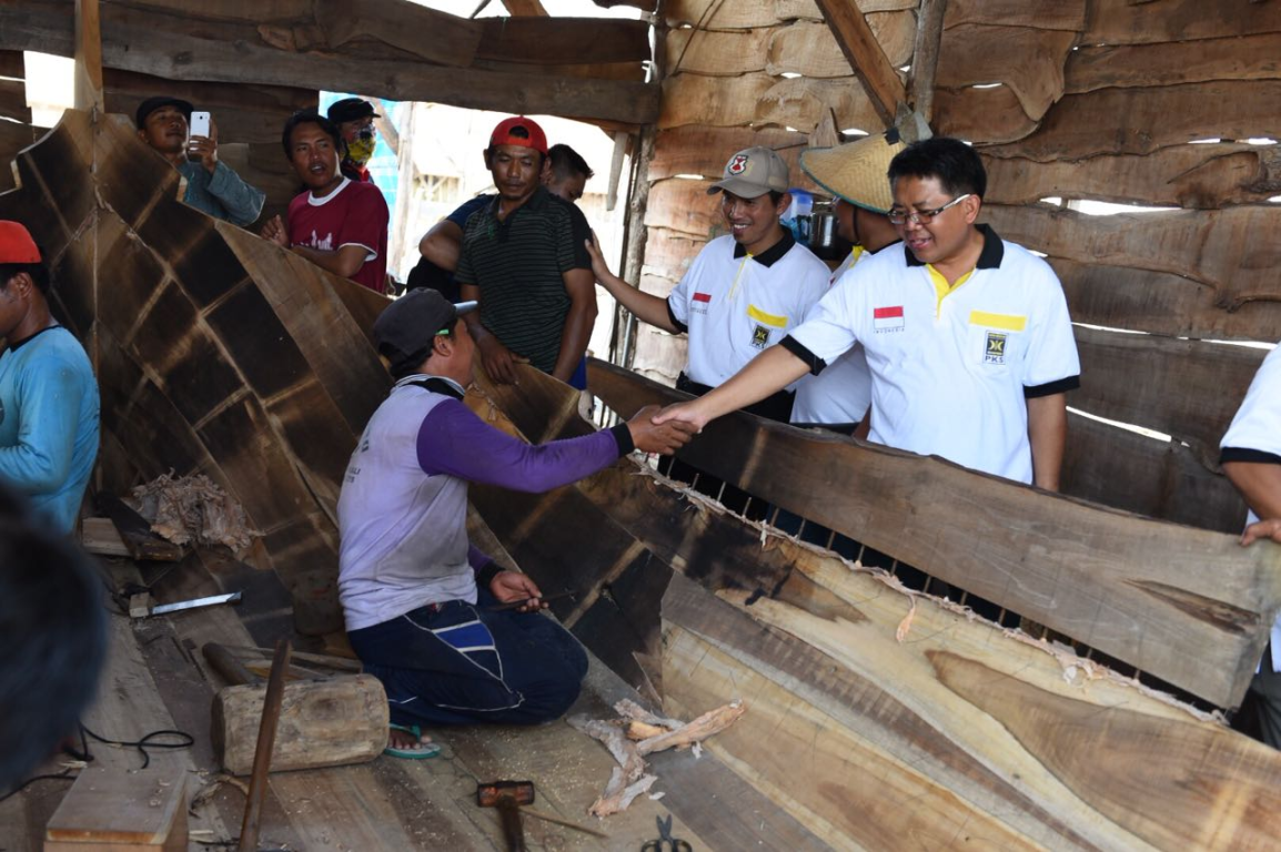 Presiden PKS Mohamad Sohibul Iman menyapa para nelayan dalam kunjungannya ke Pati, Jawa Tengah, Jumat (13/4). (M Hilal/PKSFoto)
