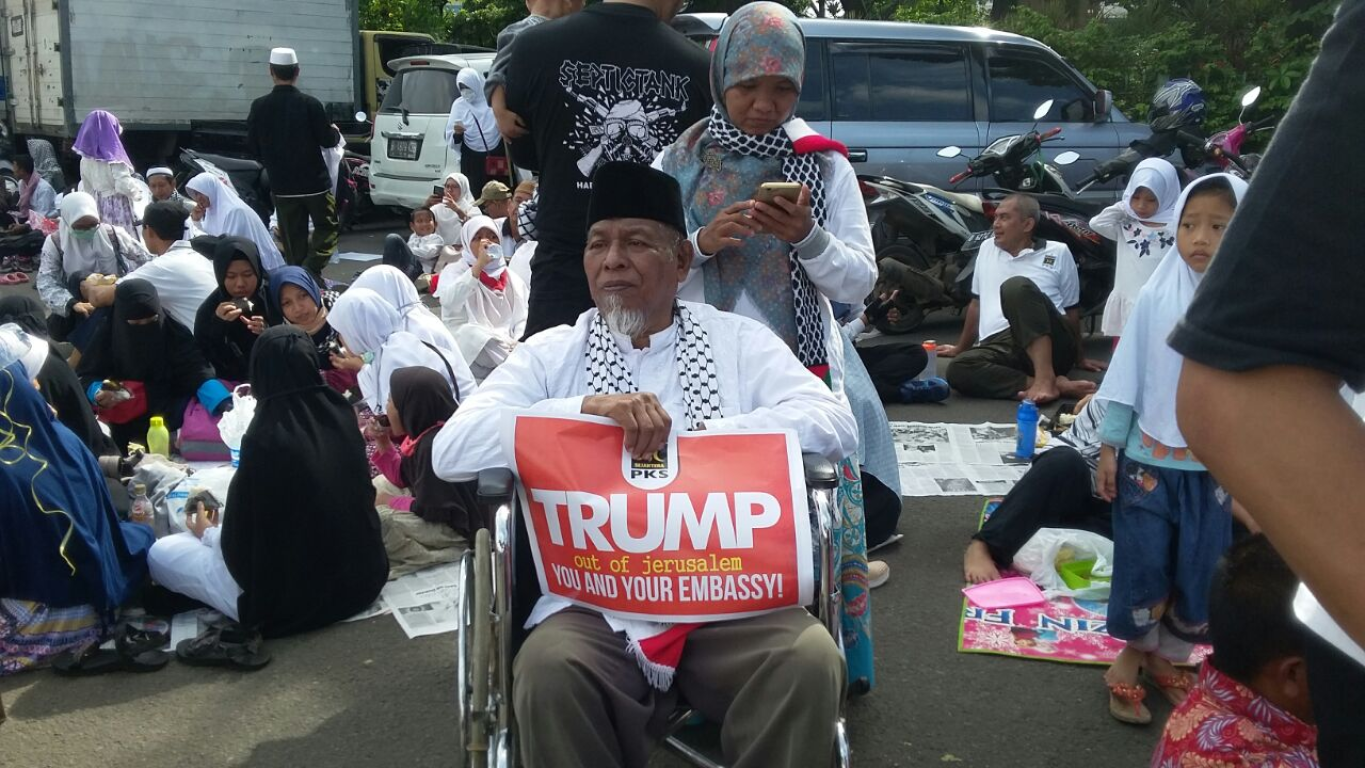 Muhammad Salihudin datang ke Aksi Bela Palestina di depan Kedubes AS Jakarta, Ahad (10/12) (Reni/Reli)