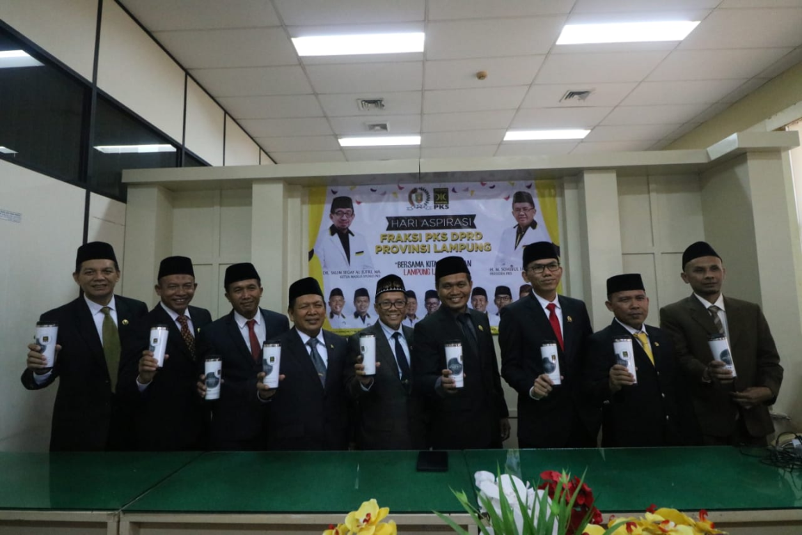 Anggota Fraksi PKS DPRD Lampung dibekali tumbler untuk meneruskan semangat peduli lingkungan (dok Humas PKS Lampung)