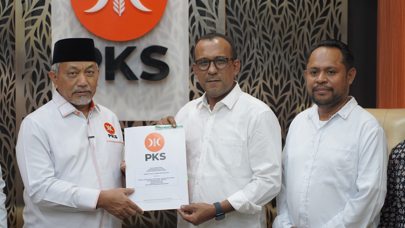 Presiden PKS Ahmad Syaikhu memberikan Surat Keputusan (SK) DPP PKS kepada Bakal Calon Bupati dan Wakil Bupati Maluku Tengah Zulkarnain Awat Amir dan Mario Lawalata. (PKSFoto/Kiswo)
