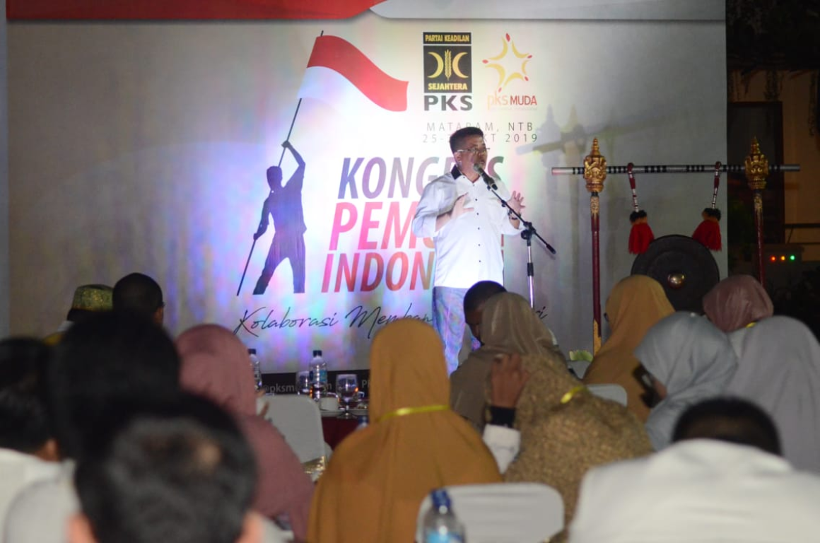 Presiden PKS Sohibul Iman bersama Sekretaris Majelis Syura PKS Untung Wahono turu serta hadir dalam acara Kongres Pemuda Indonesia di Mataram, Nusa Tenggara Barat (NTB), Sabtu malam (27/10/2019). (Donny/PKSFoto)