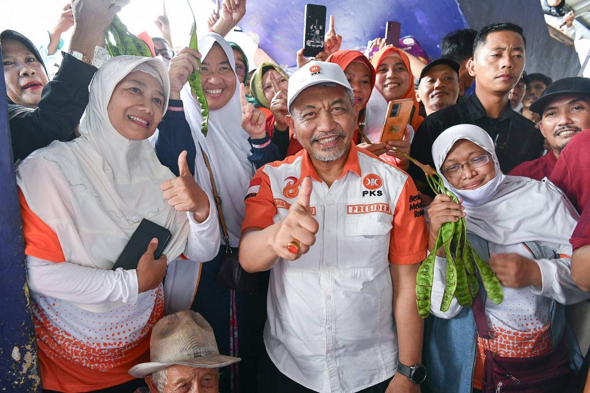 Dampingi Anies Baswedan Blusukan di Pasar Baru Karawang, Presiden PKS Borong Petai Pedagang