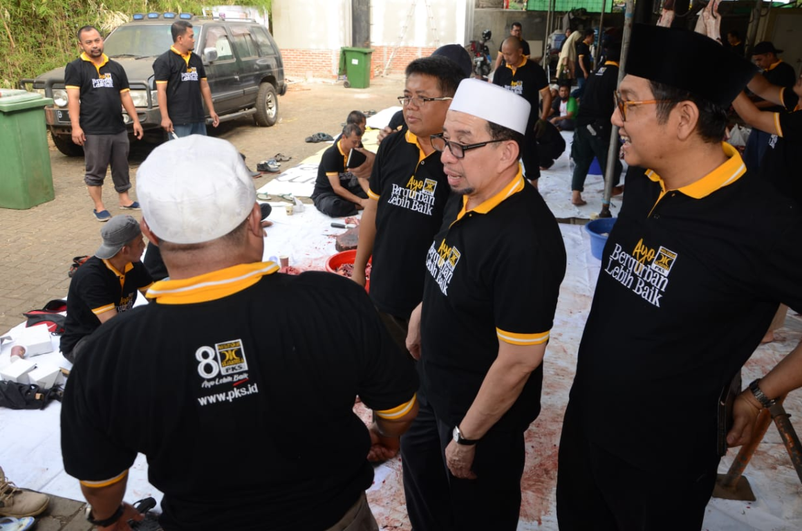 (ka-ki) Sekjen PKS Mustafa Kamal, Ketua Majelis Syuro PKS Habib Salim Segaf Aljufri, Presiden PKS Mohamad Sohibul Iman dan Ketua Wilda Kalimantan Habib Aboe Bakar AlHabsy saat penyembelihan hewan kurban di kantor DPP PKS, Kamis (23/8) (Donny/PKSFoto)