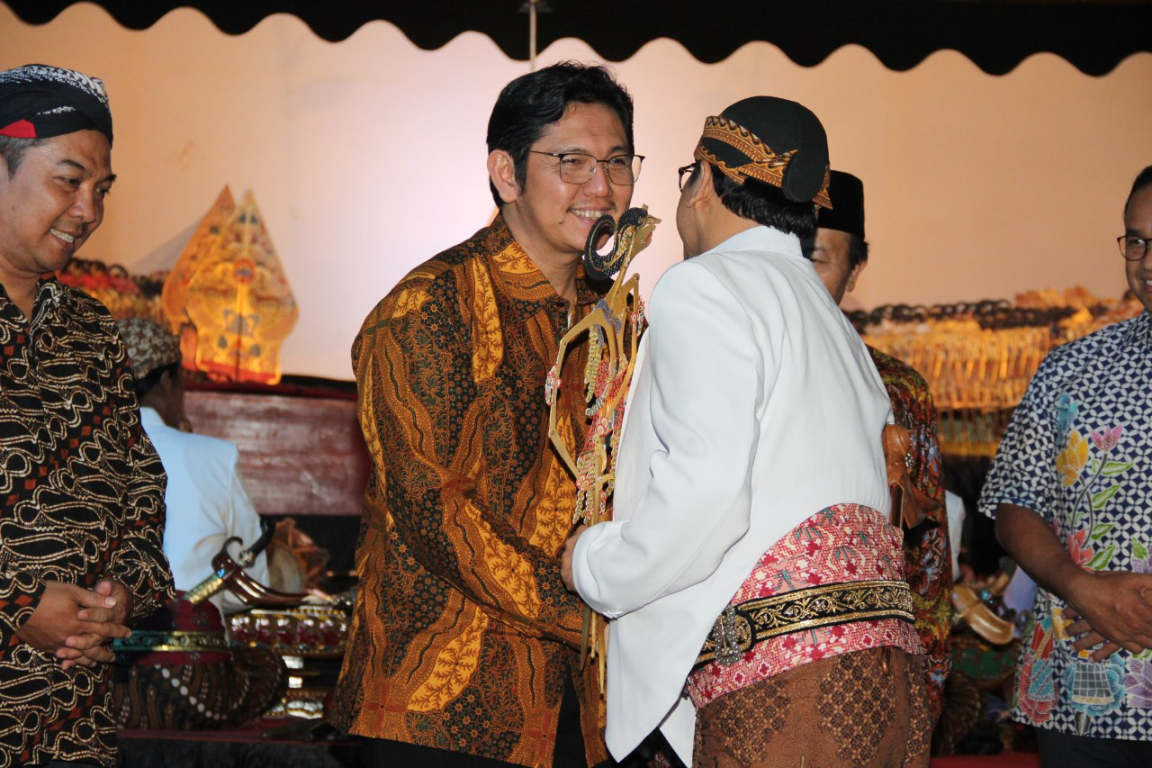 Sekretaris Jenderal PKS Mustafa Kamal bersama Dalang Ki Warseno Slank dalam Pagelaran Wayang di kantor DPP PKS, Sabtu (26/10) malam (PKSFoto)