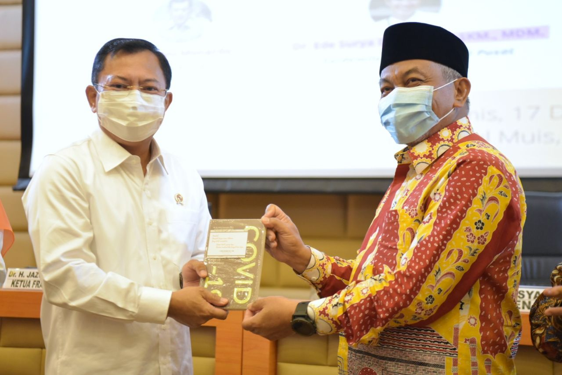 Presiden PKS Ahmad Syaikhu memberikan Buku Putih Penanganan Covid-19 FPKS DPR RI kepada Menkes Terawan Agus Putranto, Kamis (17/12) (Donny/PKSFoto)
