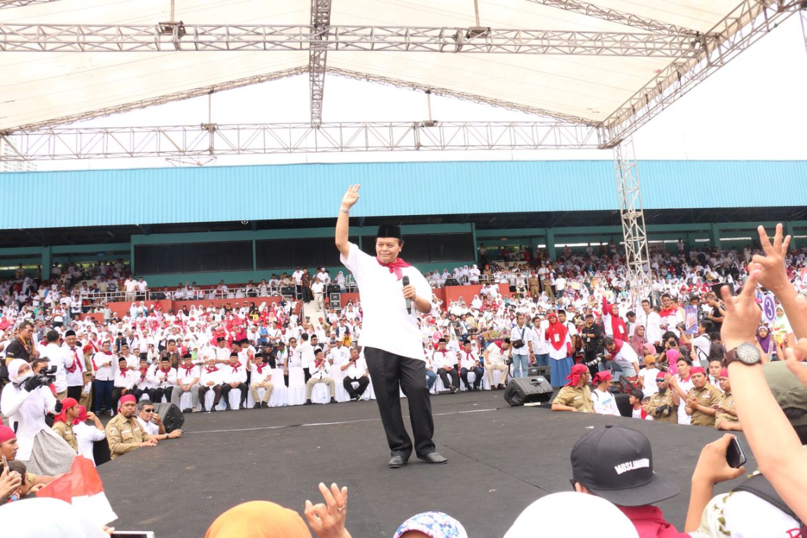 Wakil Ketua Majelis Syuro PKS Hidayat Nur Wahid saat berorasi dalam kampanye terbuka Anies-Sandi di GOR Soemantri, Jakarta, Ahad (29/1/2017)