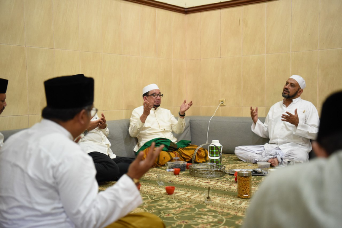 Ketua Majelis Syuro PKS, Habib Salim Segaf Al-Jufri saat mengunjungi kediaman Habib Taufiq bin Abdul Qadir Assegaf di Pasuruan, Jawa Timur, Rabu (2/1) (dok Humas PKS)