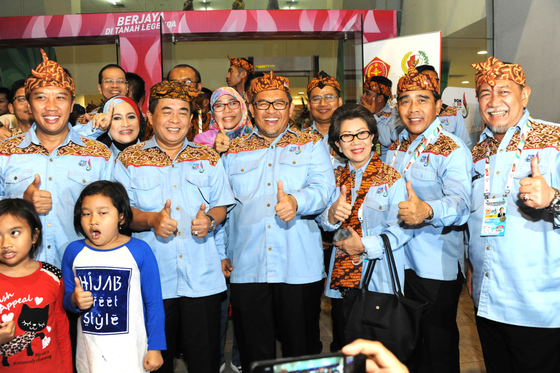 Ketua Umum PB PON Ahmad Heryawan (Tengah)