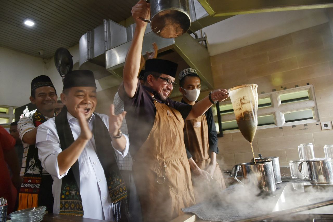 Ketua Majelis Syura PKS Dr Salim Segaf mencoba menyaring teh di salah satu kedai UMKM teh dan kopi di Aceh (Donny/PKSFoto)