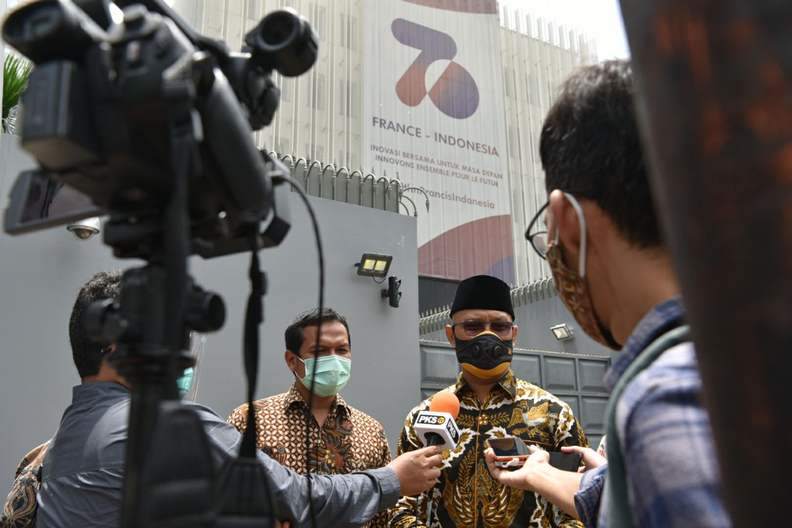 Anggota Komisi I DPR RI Sukamta usai menyerahkan Surat Terbuka Presiden PKS untuk Presiden Prancis di kantor Kedubes Prancis, Jakarta, Jumat (30/10) (Alris/PKSFoto)