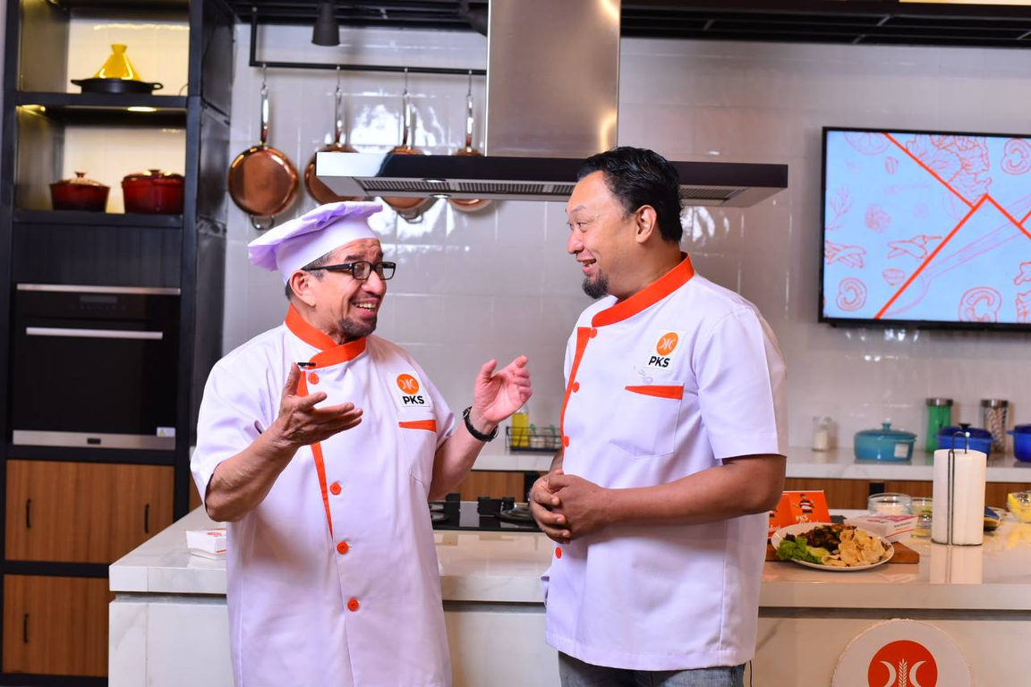 Ketua Majelis Syura PKS Dr. Salim Segaf Aljufri bersama Chef Haryo di acara pembukaan Lomba Masak Online Nasi Goreng Nusantara, Sabtu (29/03/2022). (Hilal/PKSFoto)