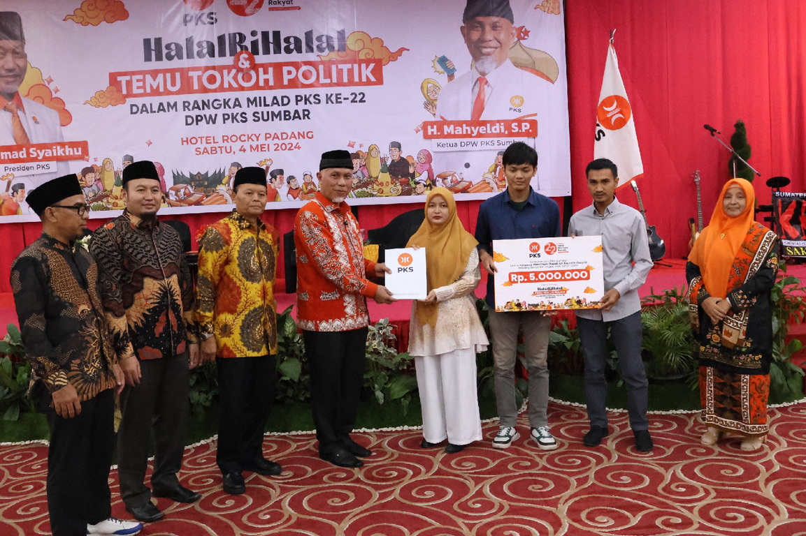 PKS Sumatera Barat memberikan bantuan kepada keluarga korban Kelok Hantu.