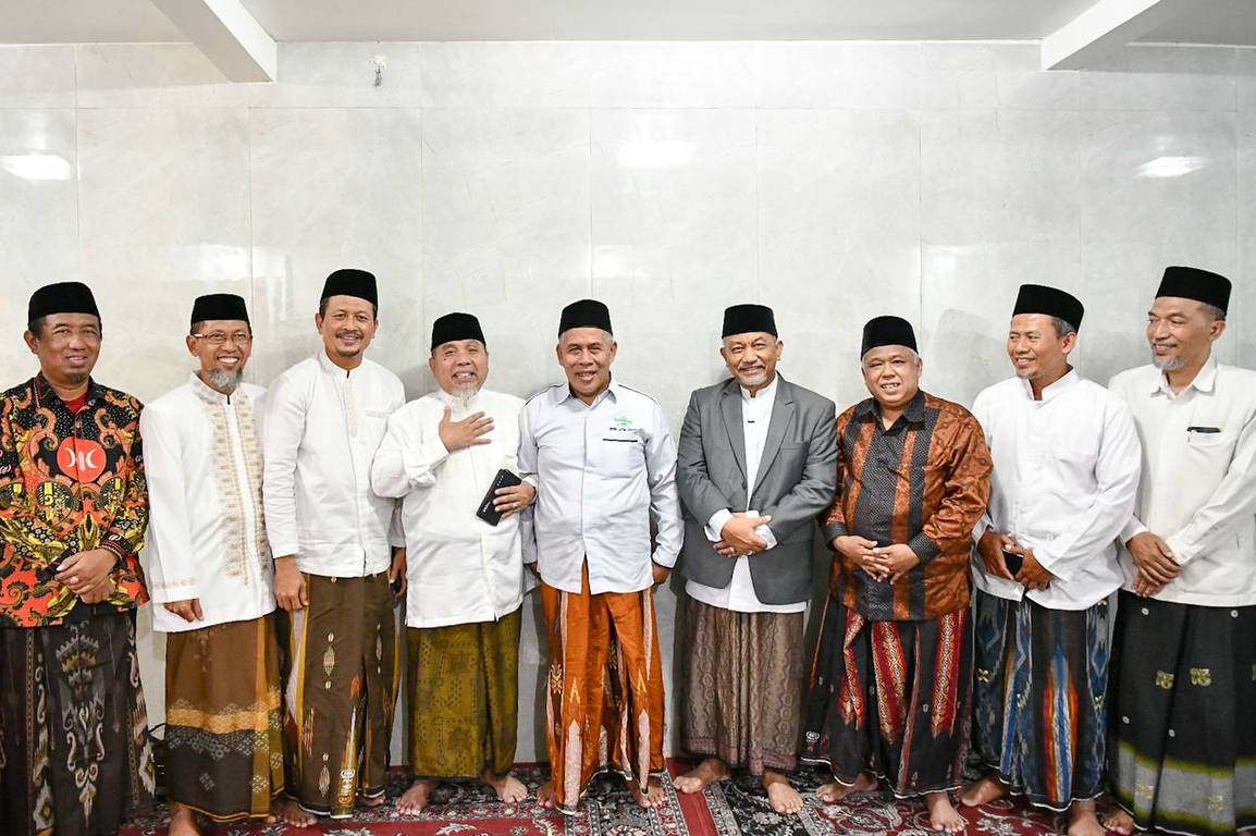 Presiden PKS Ahmad Syaikhu didampingi Ketua Dewan Syariah Pusat PKS KH. Muslih Abdul Karim, Ketua PKS Jatim Irwan Setiawan dan rombongan bersilaturahim dengan Ketua PWNU Jatim KH. Marzuki Mustamar (Donny/PKSFoto)