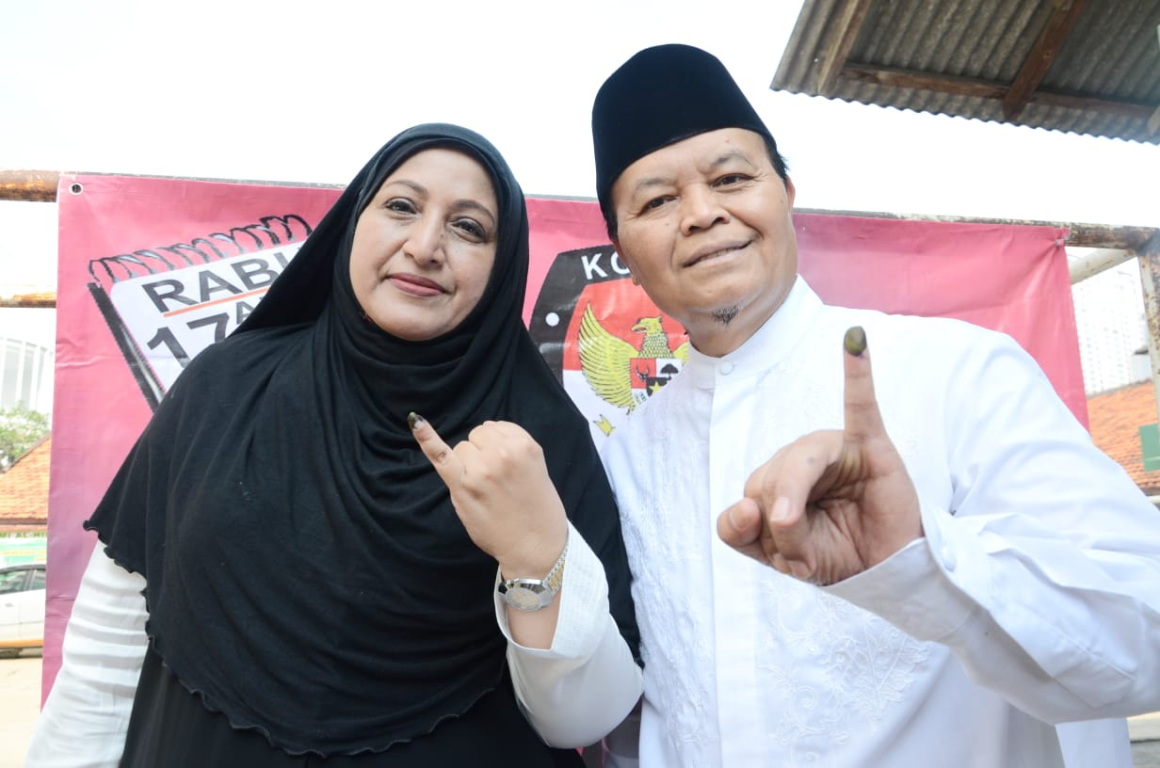 Wakil Ketua MS PKS Hidayat Nur Wahid bersama Istri Tunaikan Hak Suara di TPS 028 Mampang, Jaksel. Foto : Donny/ PKS Foto