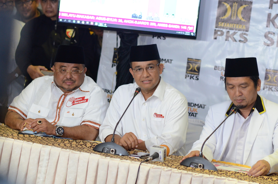 Anggota FPKS DPR RI Aboe Bakar Alhabsyi, Cagub DKI Anies Baswedan, Ketua Bidang Polhukam DPP PKS Almuzzammil Yusuf (kiri ke kanan) saat konferensi pers seputar Pilkada DKI di DPP PKS, Rabu (15/2)