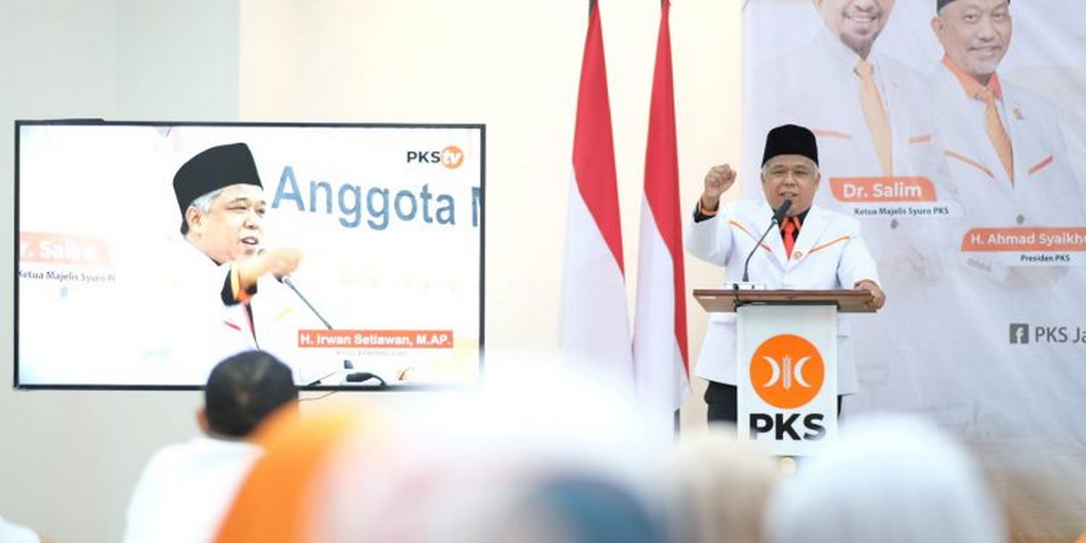 Ketua DPW PKS Jawa Timur Irwan Setiawan memberikan arahan kepada ratusan anggota PKS yang baru dilantik