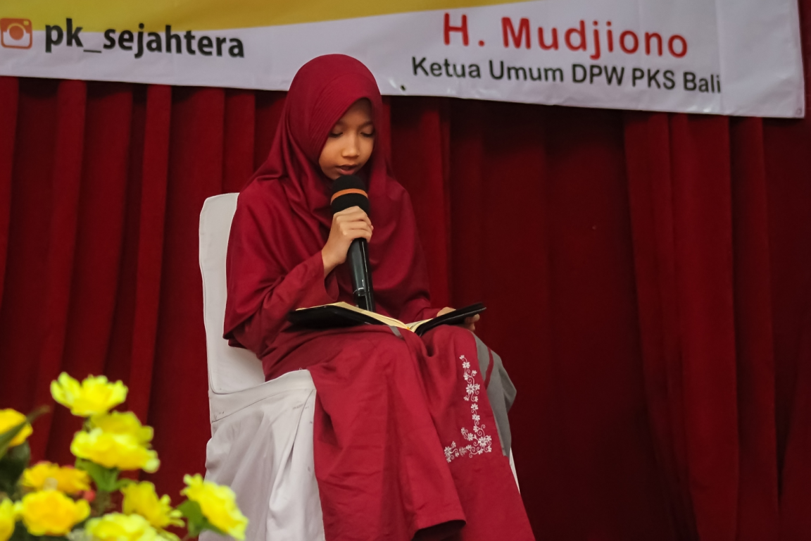 Lantunan ayat suci Al-Qur'an dibacakan oleh adinda Ahda Sabilal Jannah, putri salah satu Aleg kota denpasar (H. Hilmun Nabi) dengan Tartil memohon keberkahan dan terlaksanaya acara dengan baik. (PKSFoto:mOech)