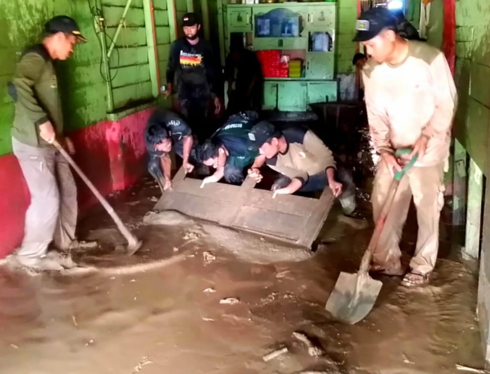 Aksi relawan PKS membersihkan rumah warga korban banjir bandang di Aceh Tenggara, Sabtu (01/12)