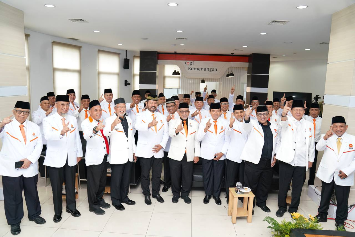 Presiden PKS Ahmad Syaikhu bersama dengan anggota Dewan Pakar yang baru dilantik. (PKSFoto/Dhani)