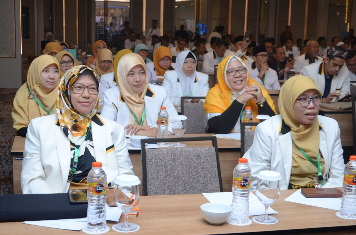 Ketua DPP PKS Bidang Humas Ledia Hanifa (kiri) saat mengikuti Pembekalan Nasional Caleg PKS Terpilih di Hotel Mercure Batavia, Jakarta, Senin (5/8) (Donny/PKSFoto)