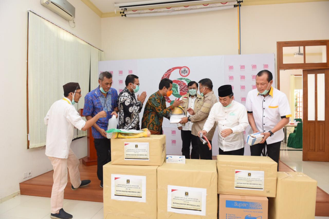 Presiden PKS Mohamad Sohibul Iman bersama Ketua Fraksi PKS Jazuli Juwaini dan Ketua Umum PB IDI Dr Daeng M Faqih di Jakarta, Kamis (26/3) (M Hilal/PKSFoto)