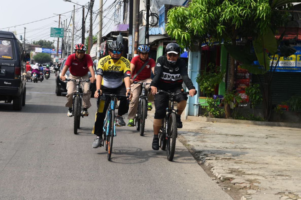 Presiden PKS, Mohamad Sohibul Iman (kedua dari kiri) bersiap menyambut rombongan dengan bersepeda dari depok menuju pasar rebo, titik penyambutan rombongan Road Bike Tour de Jakarta. (M Hilal/PKSFoto)