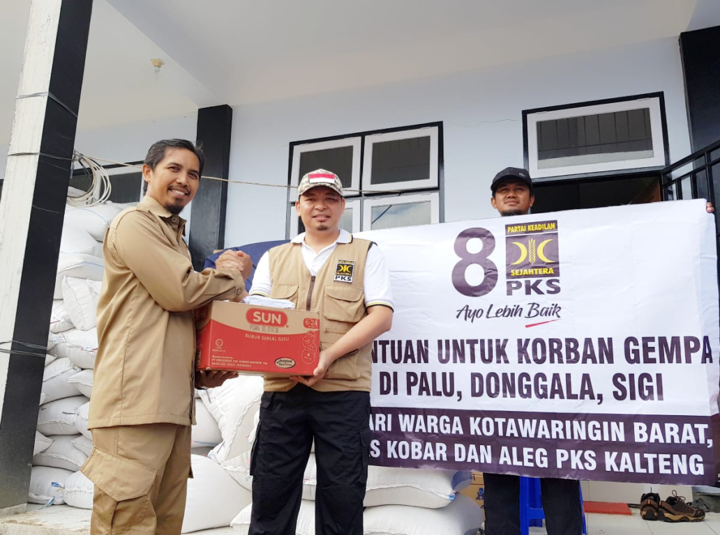 Ketua DPW PKS Kalteng, Heru Hidayat menyerahkan bantuan masyarakat kepada Ketua DPW PKS Kalteng, Muhammad Wahyudin, Jumat (12/10) (dok Humas PKS)