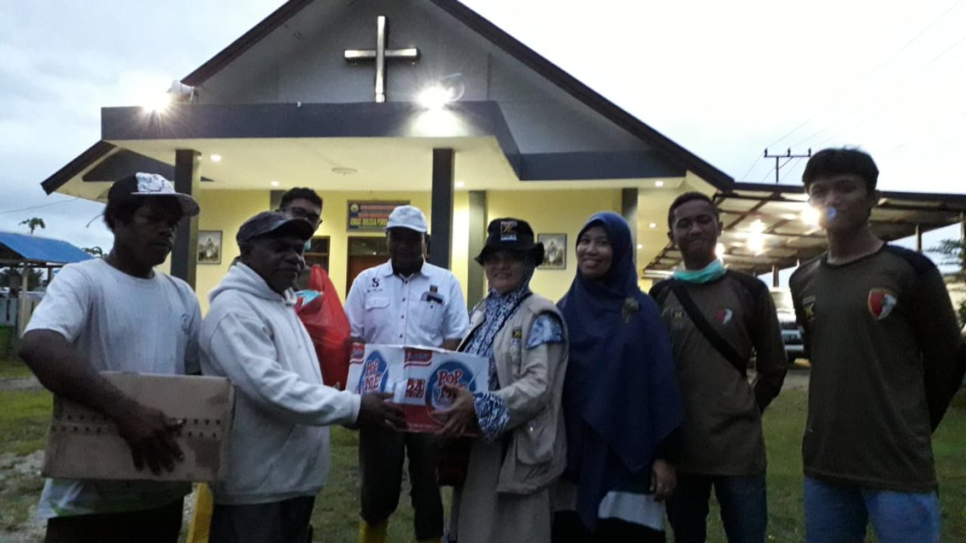 Penyerahan bantuan secara simbolis dari Relawan PKS kepada perwakilan jemaat  Gereja Klasis Waibu Moi Sentani