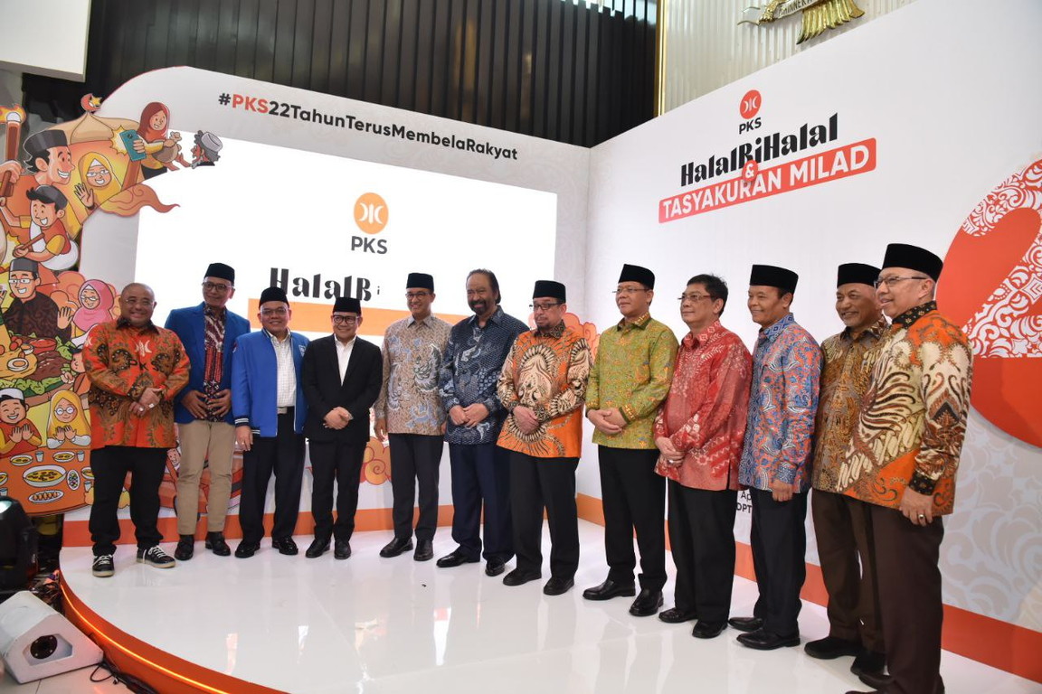 Ketua Majelis Syura PKS Dr. Salim bersama tokoh nasional lainnya di acara Halal Bi Halal dan Tasyakuran Milad ke-22 PKS.