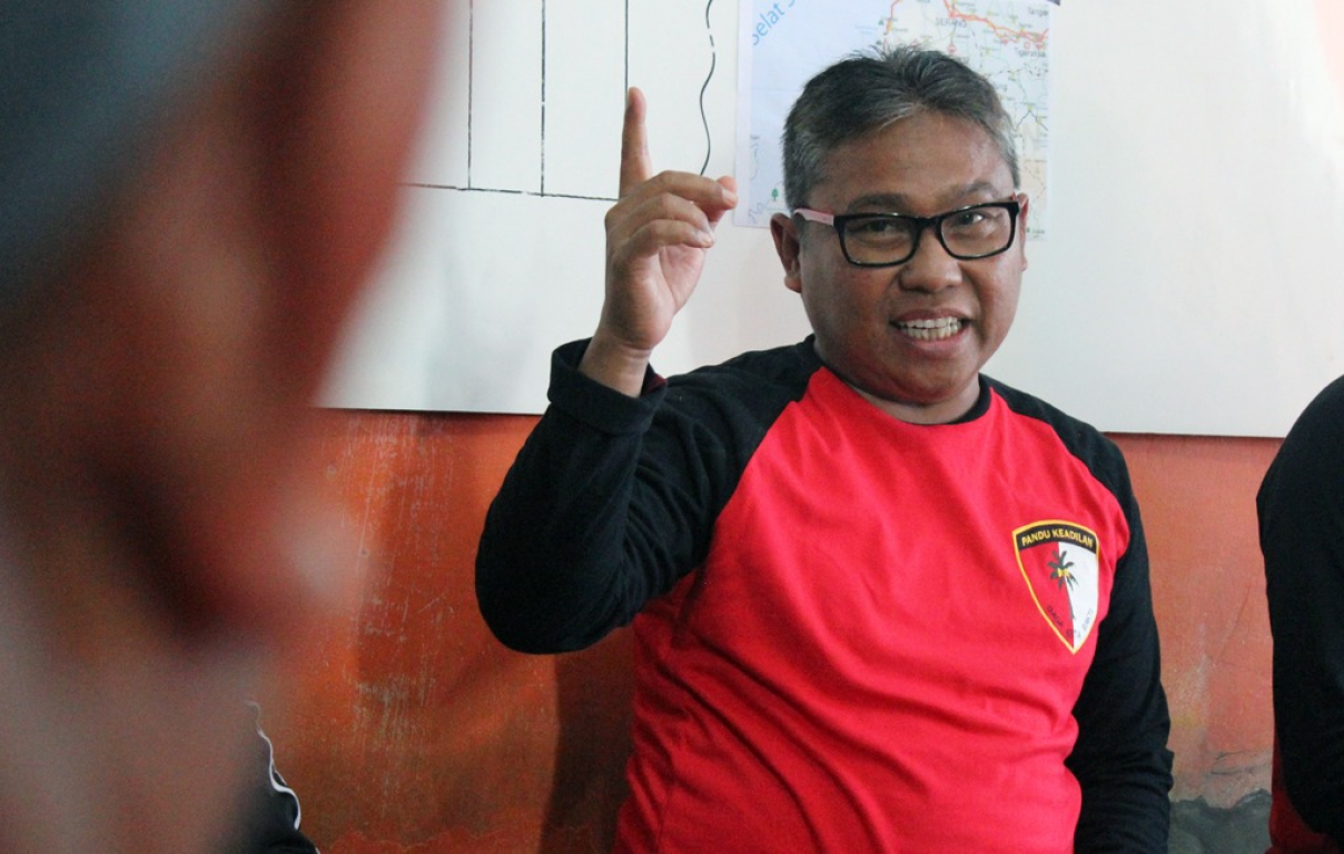 Ketua DPW PKS Banten Ustd. Miftahudin meninjau serta memberikan bantuan di Posko Induk Tanggap Bencana Untuk Korban Tsunami DPW PKS Banten, di Jl. Raya Labuan Km. 2, Labuan Kab. Pandeglang, Banten, Kamis (27/12/2018). (foto: Kiswo)