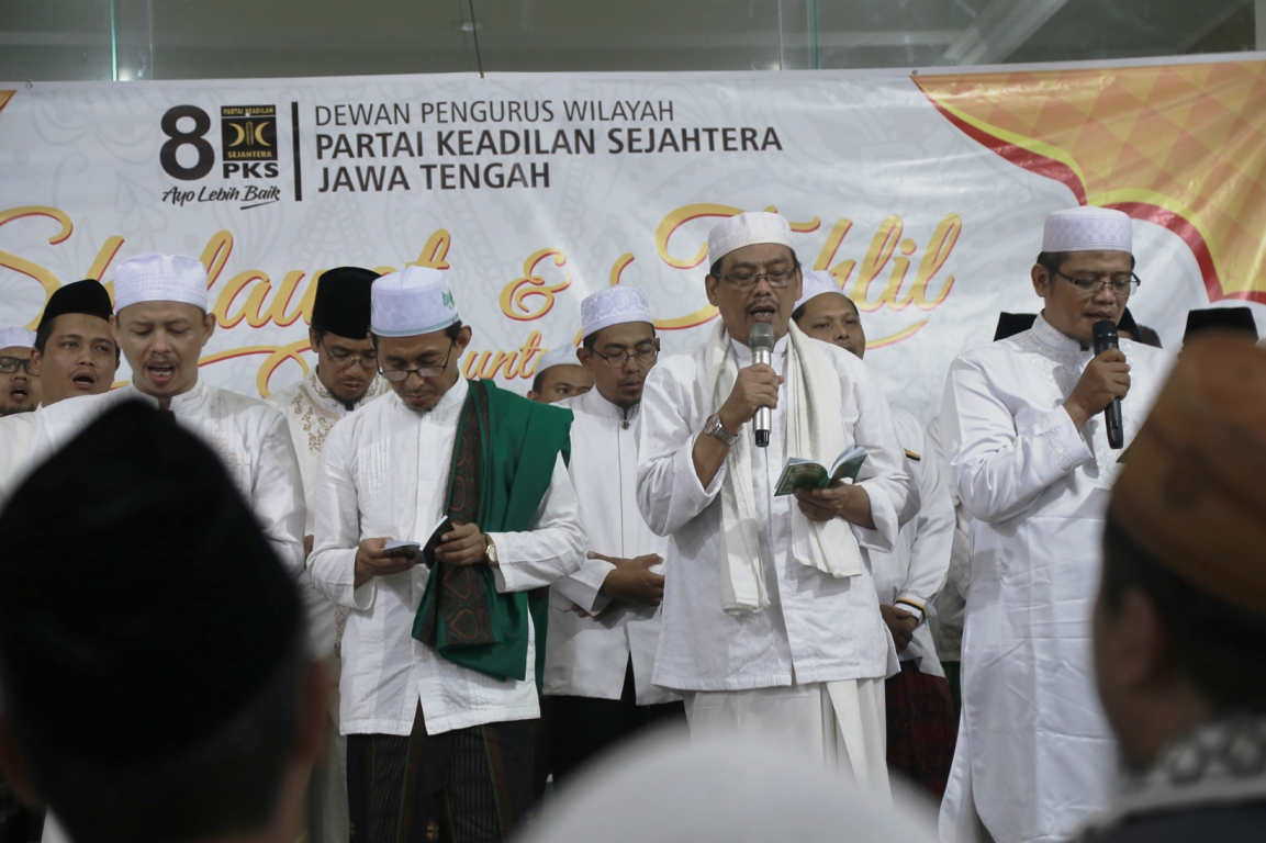 Ketua DPW PKS Jawa Tengah Abdul Fikri Faqih, Ketua BP DPP PKS KH Bukhari Yusuf dan sejumlah ulama dan habaib dalam Shalawat dan Tahlil untuk keselamatan bangsa di kantor DPW PKS Jateng, Senin (31/12) (Dok Humas DPW PKS Jateng)