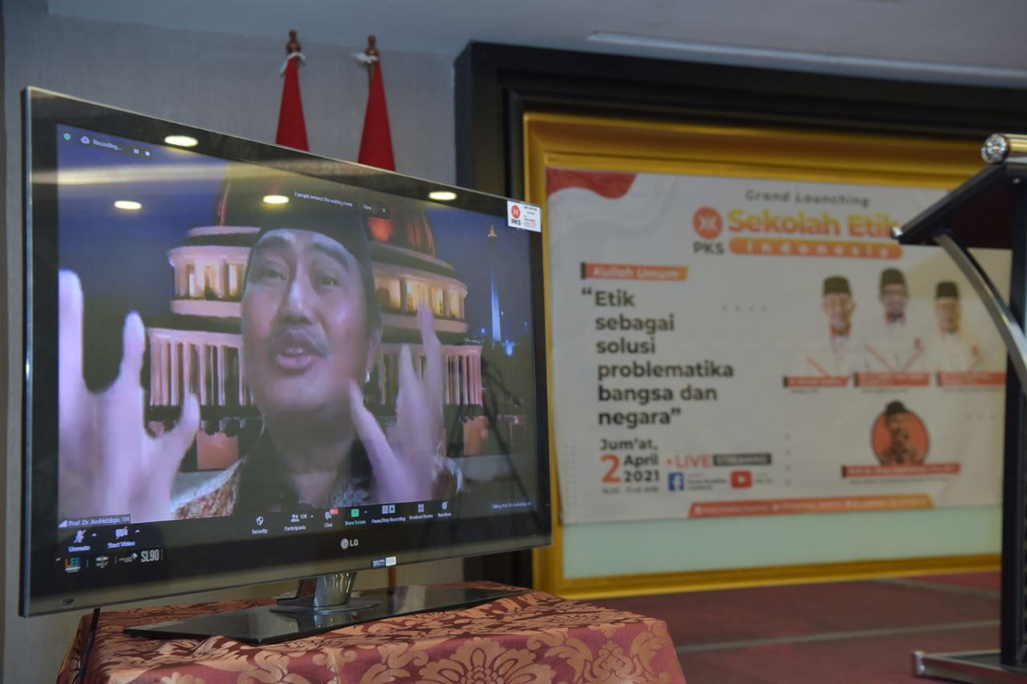 Ketua Ikatan Cendekiawan Muslim Indonesia (ICMI) Prof Jimly Asshiddiqie dalam peluncuran Sekolah Etik Indonesia oleh DPP PKS, Jumat (2/4) (Donny/PKSFoto)