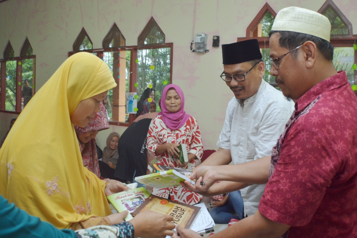 Wakil Ketua Komisi X DPR RI Abdul Fikri Faqih membagikan buku