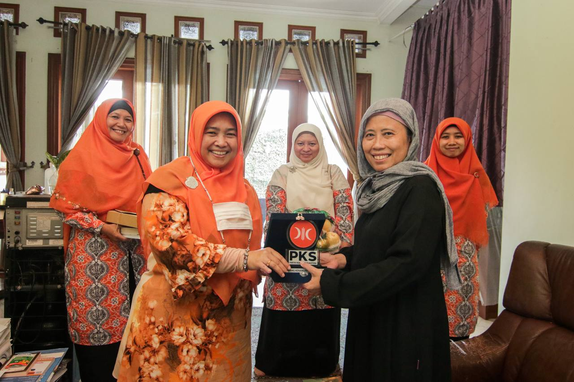 BPKK DPP PKS sedang berkunjung ke kediaman Aktivis Perempuan Chusnul Mariyah dalam rangka silaturahim tokoh, Sabtu (11/06/2022). (Faruqi/PKSFoto)