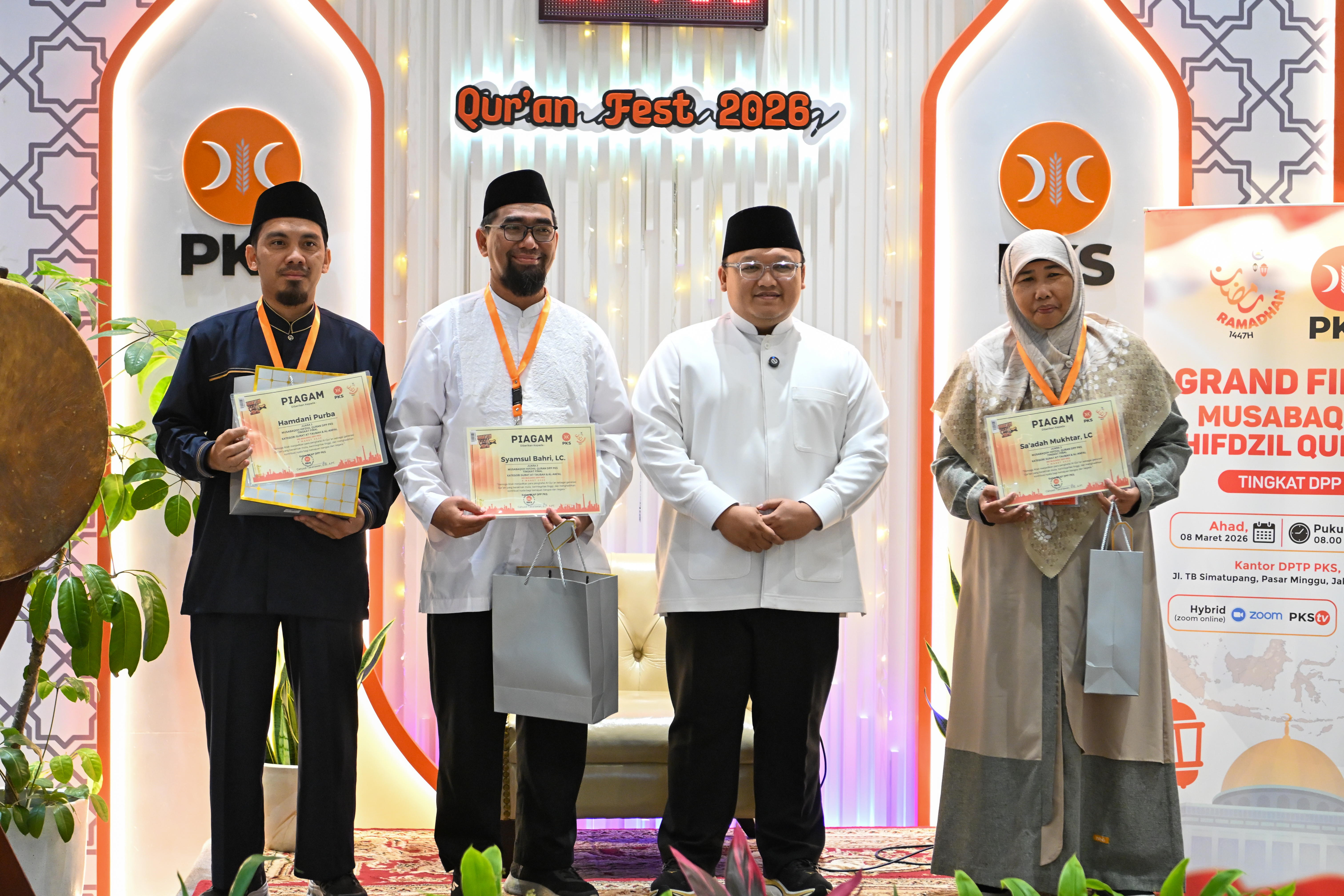 Sekjend PKS memberikan hadiah kepada juara lomba MHQ Kategori Surah Al-Anfal dan At-Taubah