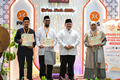 Sekjend PKS memberikan hadiah kepada juara lomba MHQ Kategori Surah Al-Anfal dan At-Taubah