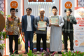 Ismail Bachtiar memberikan hadiah kepada juara lomba MHQ Kategori Kategori Juz 29