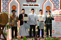 Panitia memberikan hadiah kepada juara lomba MHQ Kategori Kategori Juz 30