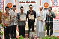 Panitia memberikan hadiah kepada juara lomba MHQ Kategori Kategori Juz 28