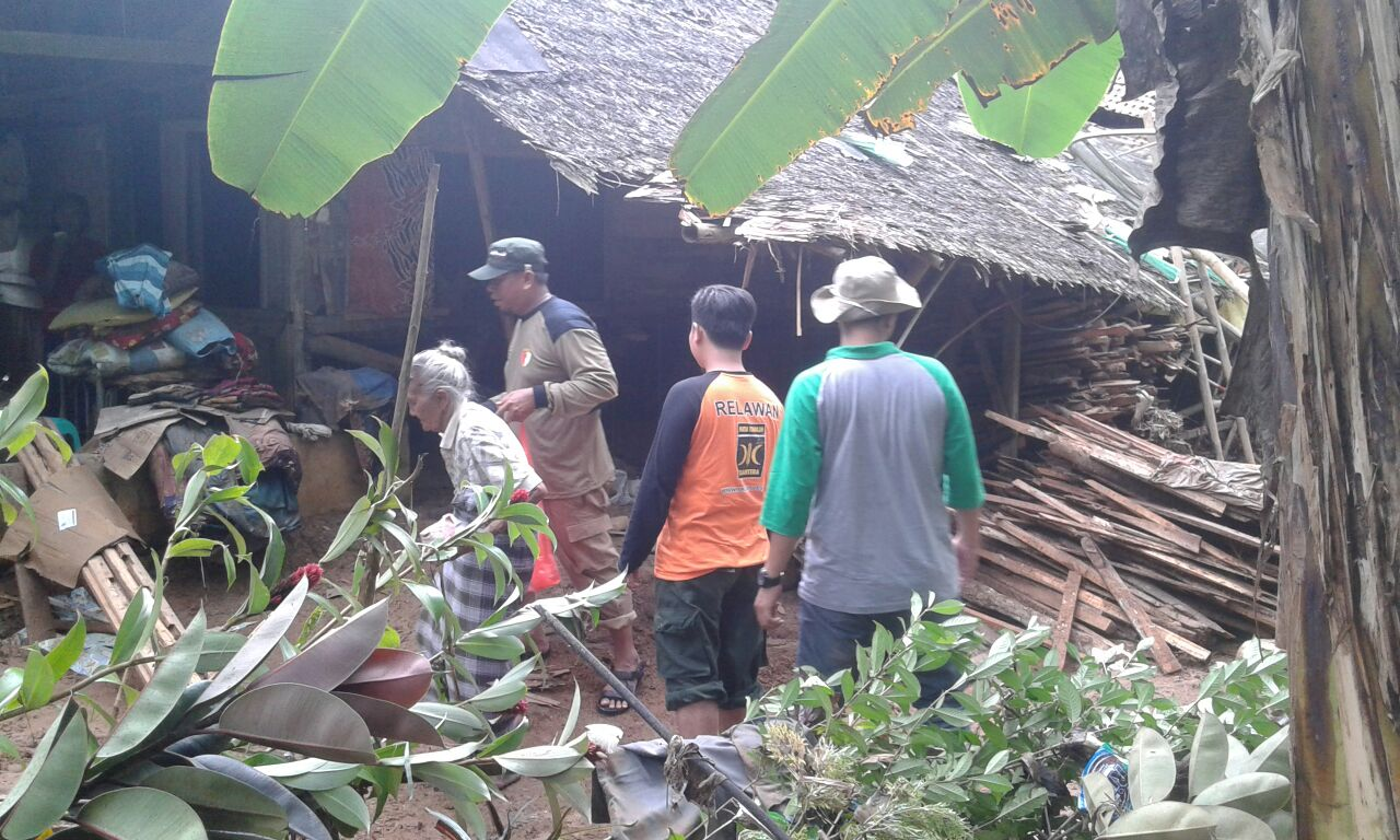Relawan PKS membantu korban bencana banjir bandang di Banten beberapa waktu lalu (ilustrasi)