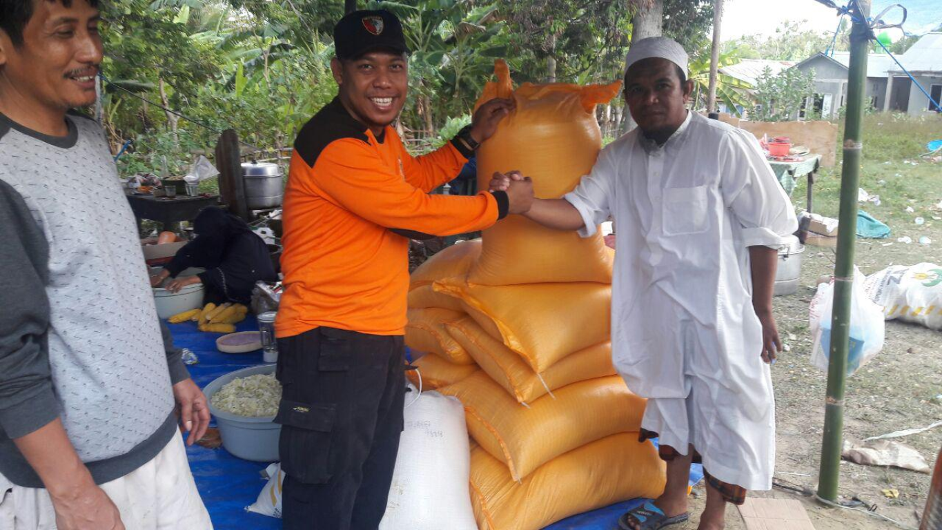Penyerahan simbolis bantuan 1 ton beras dari DPW PKS Riau untuk masyarakat Donggala, Sulawesi Tengah, Sabtu (6/10) (dok Humas PKS Riau)