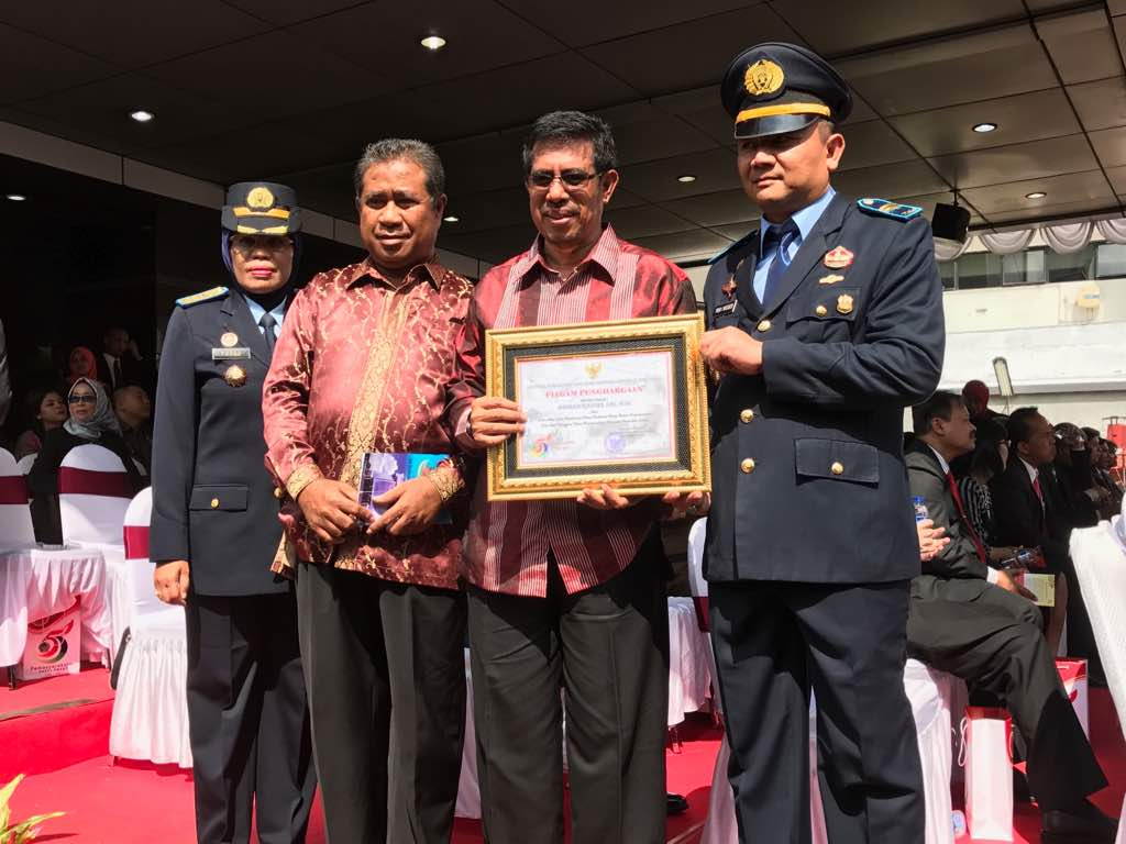 Bupati Halmahera Selatan Bahrain Kasuba menerima penghargaan pembinaan Lembaga Pemasyarakatan terbaik di Indonesia