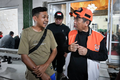 Mendengarkan cerita penyintas yang kehilangan orang tua.